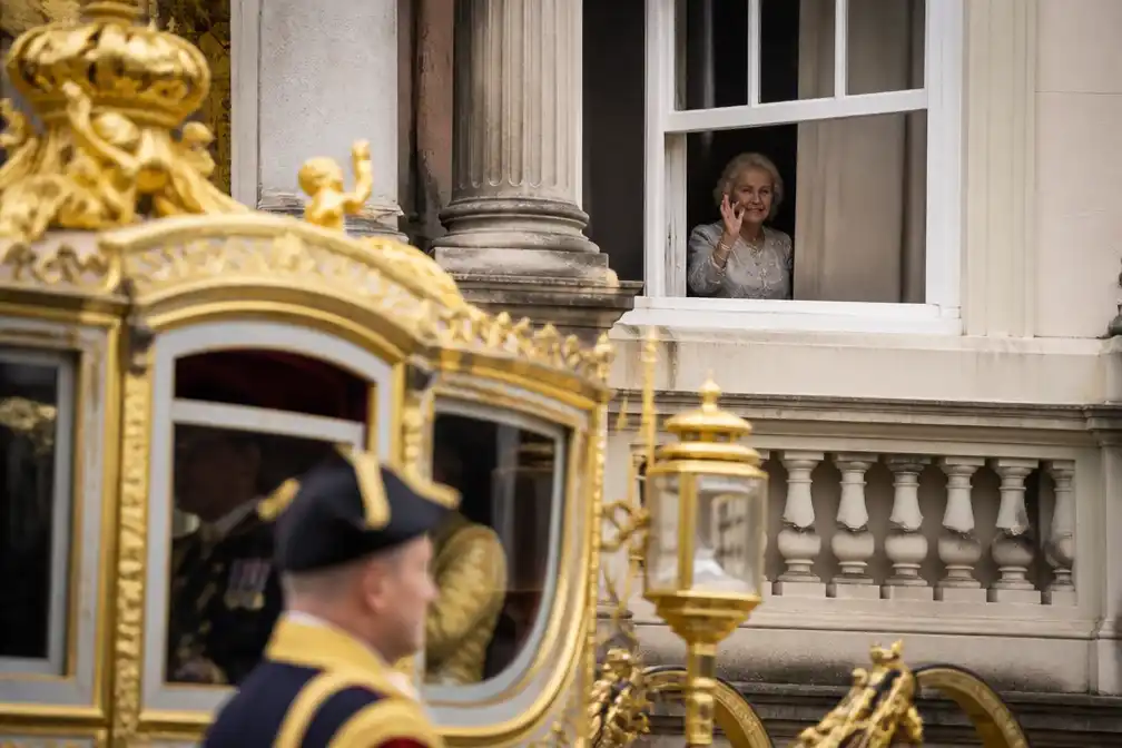 Prinses Beatrix zwaait tijdens Prinsjesdag weer vanachter raam Raad van State