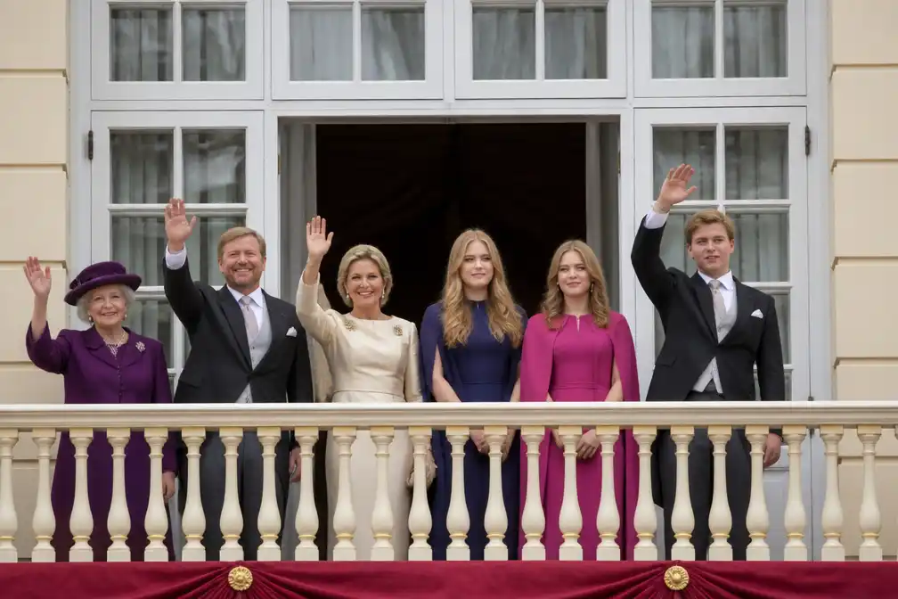 Koning Willem-Alexander houdt troonrede en keert terug voor balkonscène