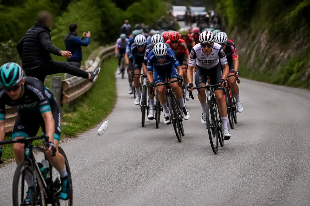 Toeschouwer trapt bidon terug in peloton en veroorzaakt valpartij in Ronde van de Abruzzen