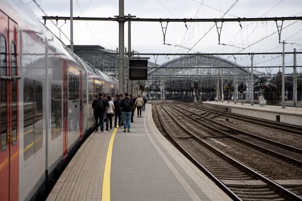 Treinverkeer tussen Antwerpen-Zuid en Sint-Niklaas verstoord door spoorlopers