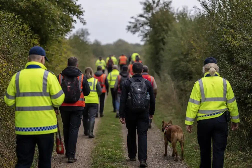 Honderden zoeken naar vermiste Noah Woods (3) in Brantham, Engeland
