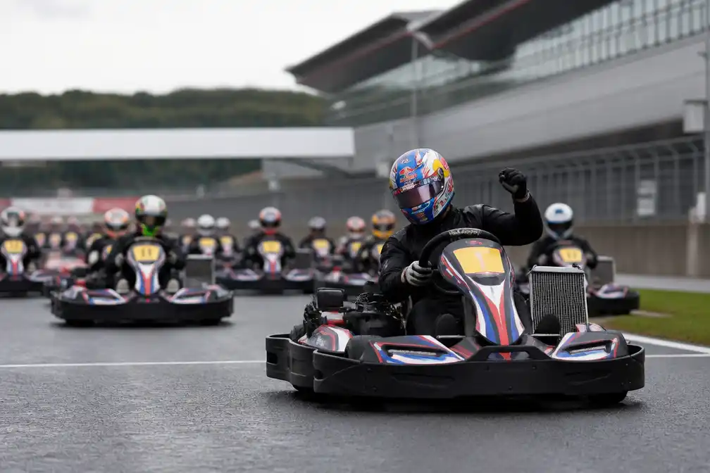 Verstappen wint kartrace op Silverstone tegen honderd tegenstanders