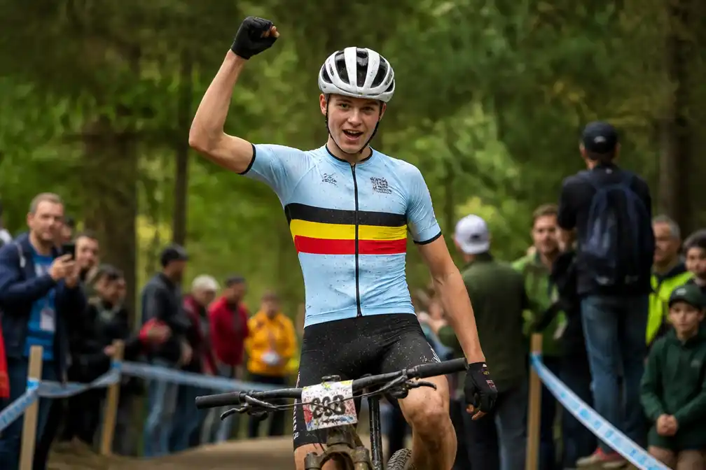 Red Bull-BORA-hansgrohe strikt 16-jarig Belgisch talent Lars Peers