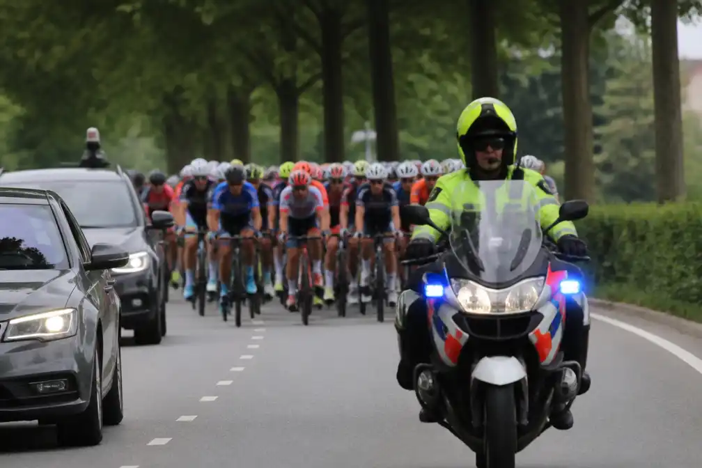 Eneco Tour rijdt met politiebegeleiding en veilige omlopen na afgelaste rit