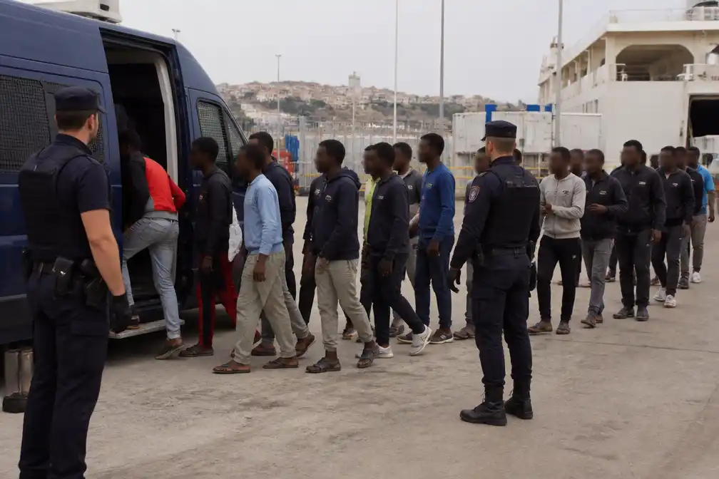 Spaanse politie in Ceuta verplaatst honderden migranten naar opvang in haven