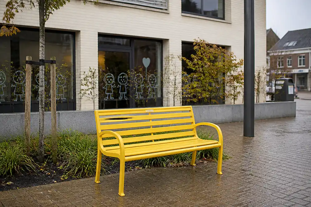 Warme Williambank staat vanaf nu op het Marktplein in Harelbeke