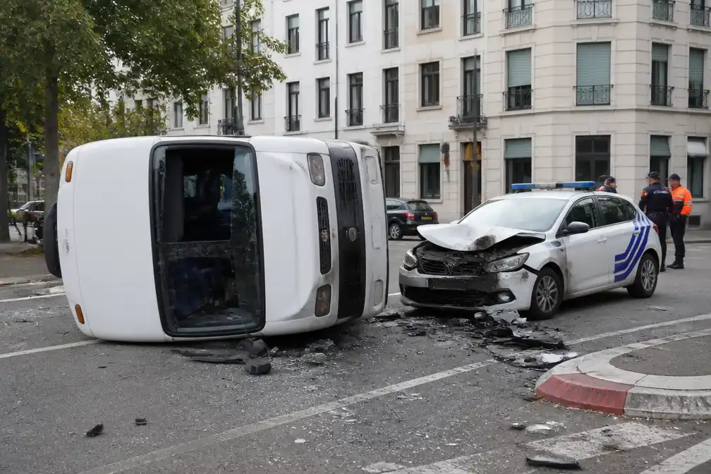 Schoolbusje kantelt na botsing met politievoertuig in Brusselse Noordwijk