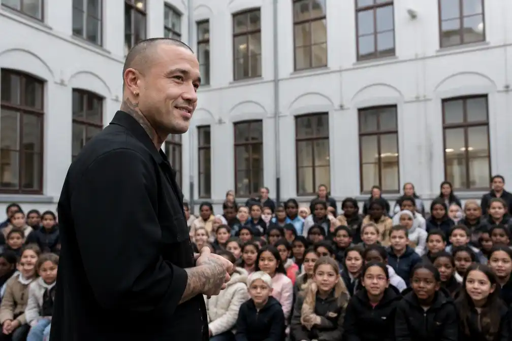 Radja Nainggolan viert einde renovatie van basisschool De Pijl in Antwerpen