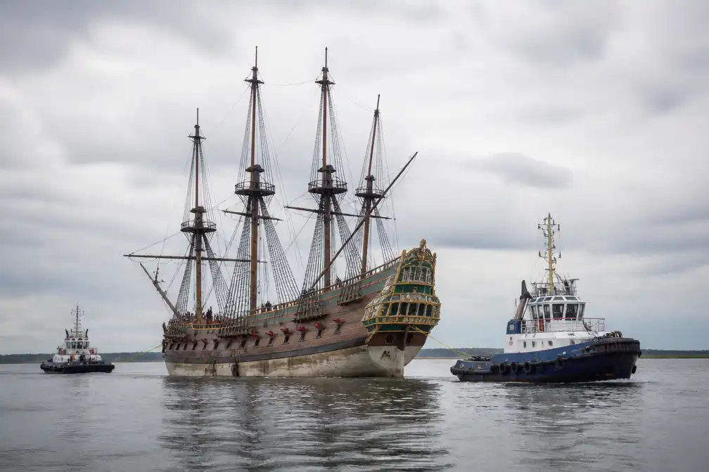 VOC-replica Batavia gesleept van Lelystad naar Amsterdam voor onderhoud