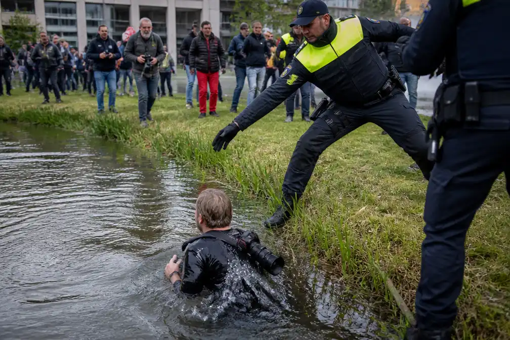 Journalisten belaagd bij extreemrechtse demonstratie Malieveld, politie duwt fotograaf in water