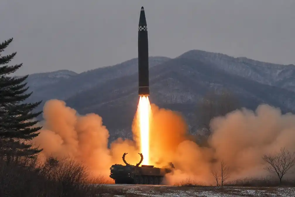Noord-Korea lanceert vermoedelijke ballistische raket, exemplaar vloog circa 450 km