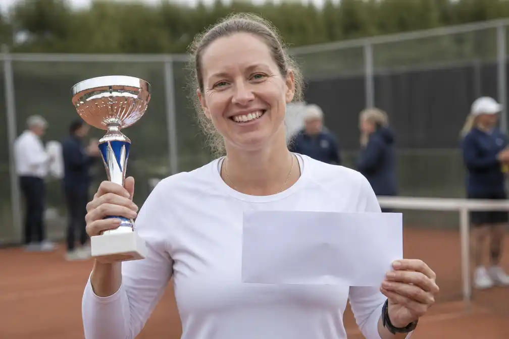 Cynthia (43) verslaat toptennissers en wint 5.000 euro bij éénpuntstoernooi TV Bavel