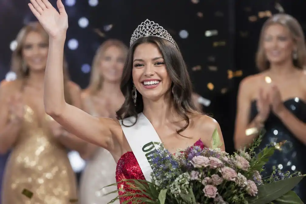 Mayté Hicketick (24) kroont zich bij eerste deelname tot Miss Antwerpen