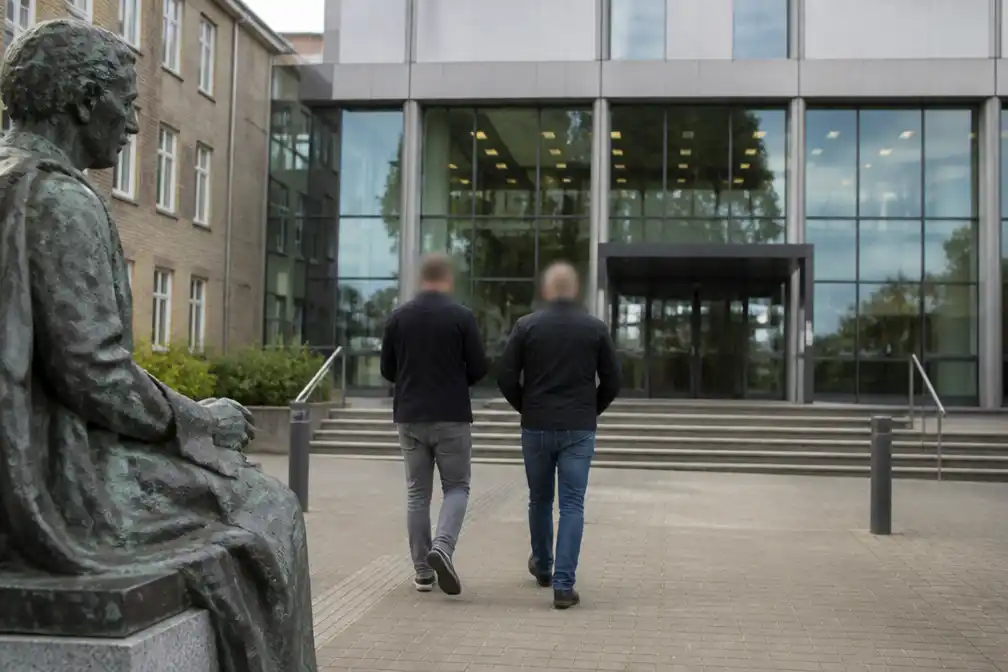 Taakstraffen voor twee mannen na mishandeling rond azc in Engelen