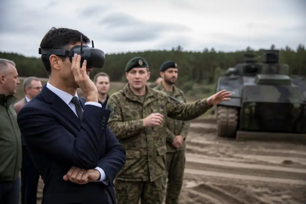 Rob Jetten bekijkt drones en legerdemo's bij Artillerie Schietkamp 't Harde