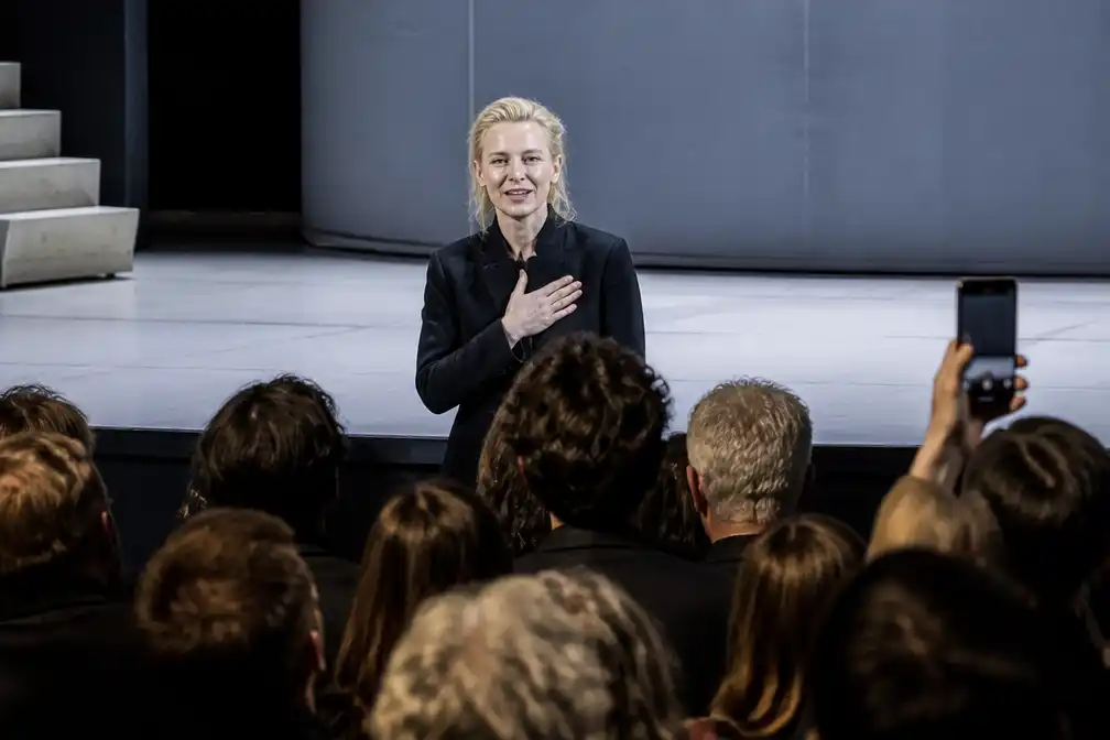 Cate Blanchett vraagt Londens theaterpubliek telefoons weg te leggen