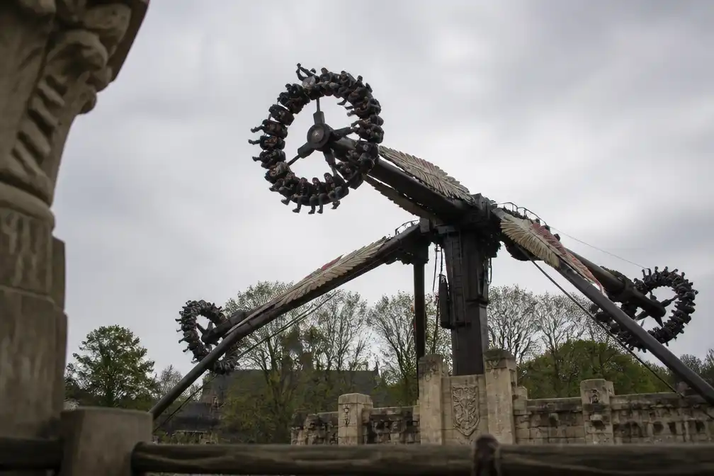 Efteling deelt eerste testbeelden van nieuwe vliegattractie Ravenring