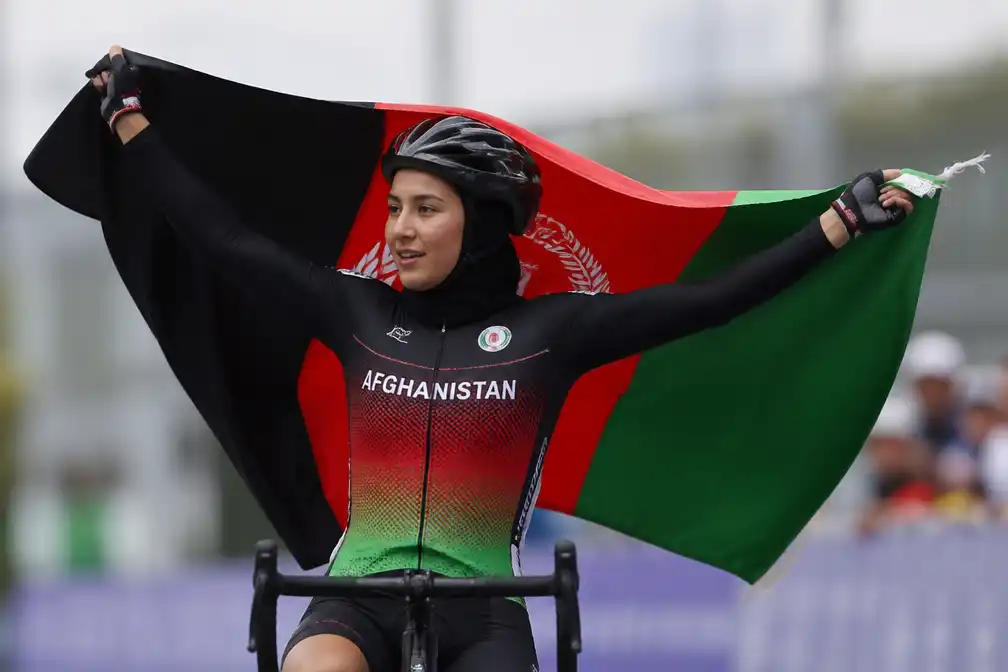 Afghaanse wielrenster Fariba Hashimi wint zilver op Asian Games na jaren in vermomming