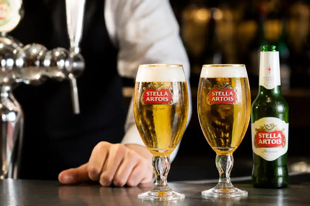 Stella Artois verdringt Heineken vanaf 2027 als bier van de Champions League