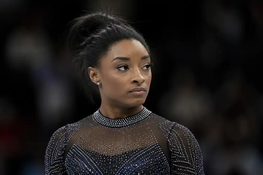 Simone Biles meldt dat drie gemaskerde mannen haar Porsche stalen
