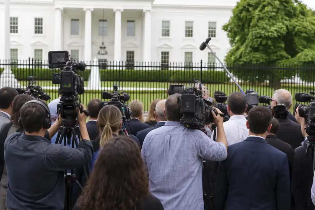 Rechter verplicht Trump CNN, MS NOW en Politico weer toe te laten tot Witte Huis