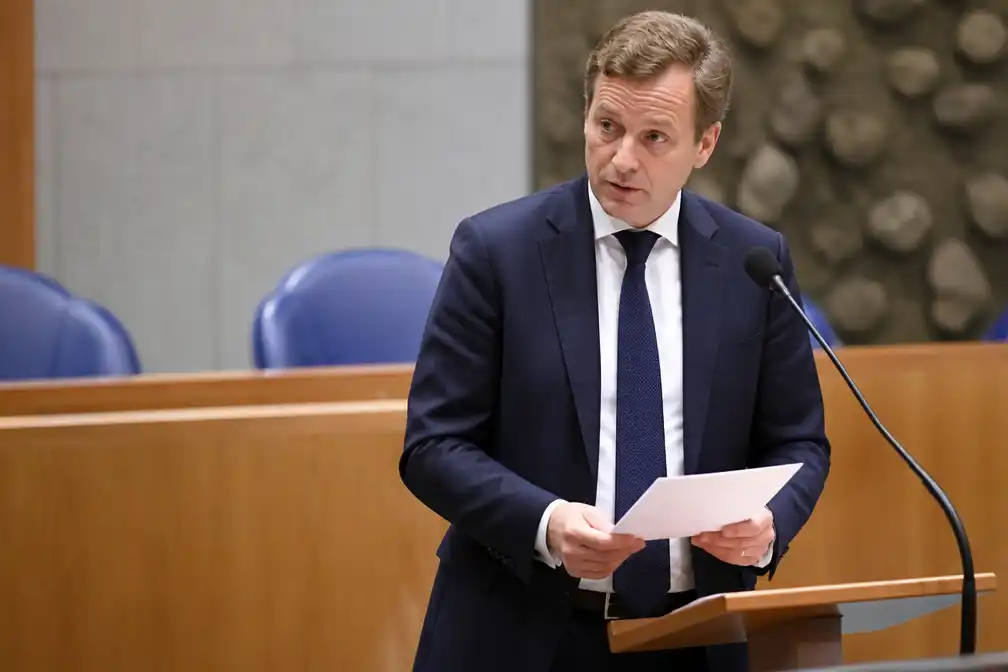 Van Weel: verschil in methode verklaart uitleg over 10.000 onbehandelde aangiften