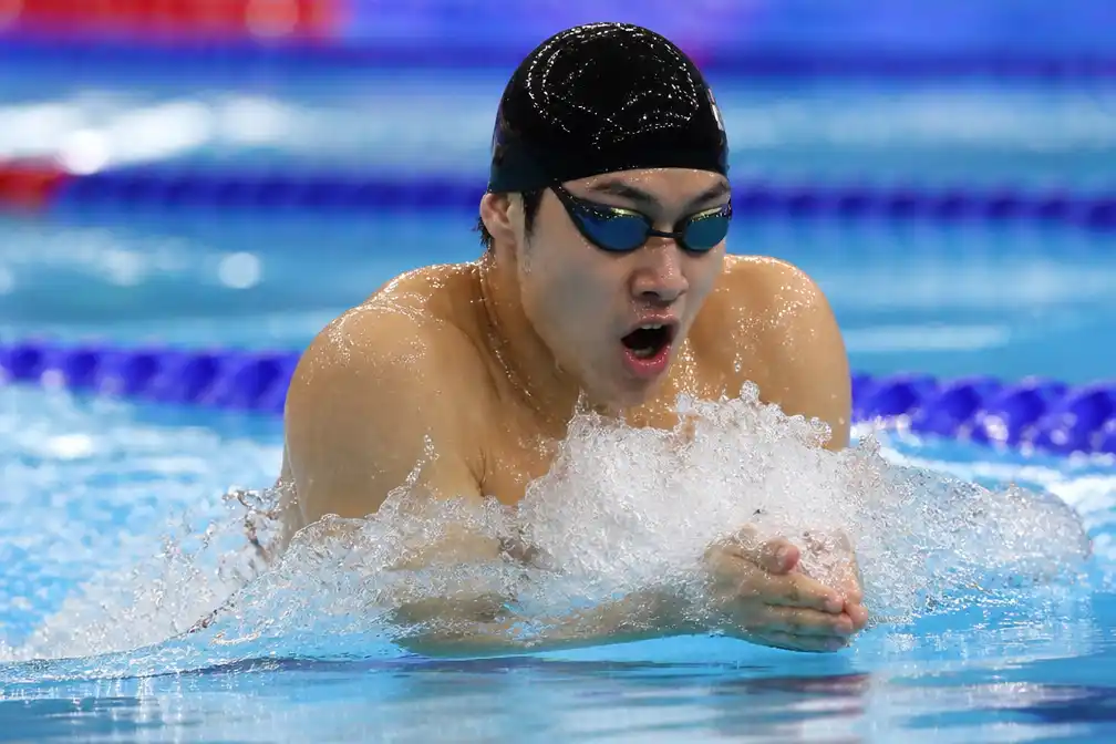 Shin Ohashi (17) verbreekt wereldrecord 200 meter schoolslag op Aziatische Spelen