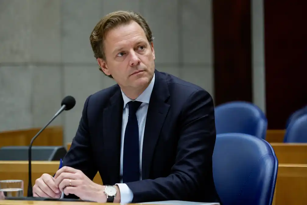 Oppositie verwacht zwaar debat voor minister Van Weel over aangiftecijfers