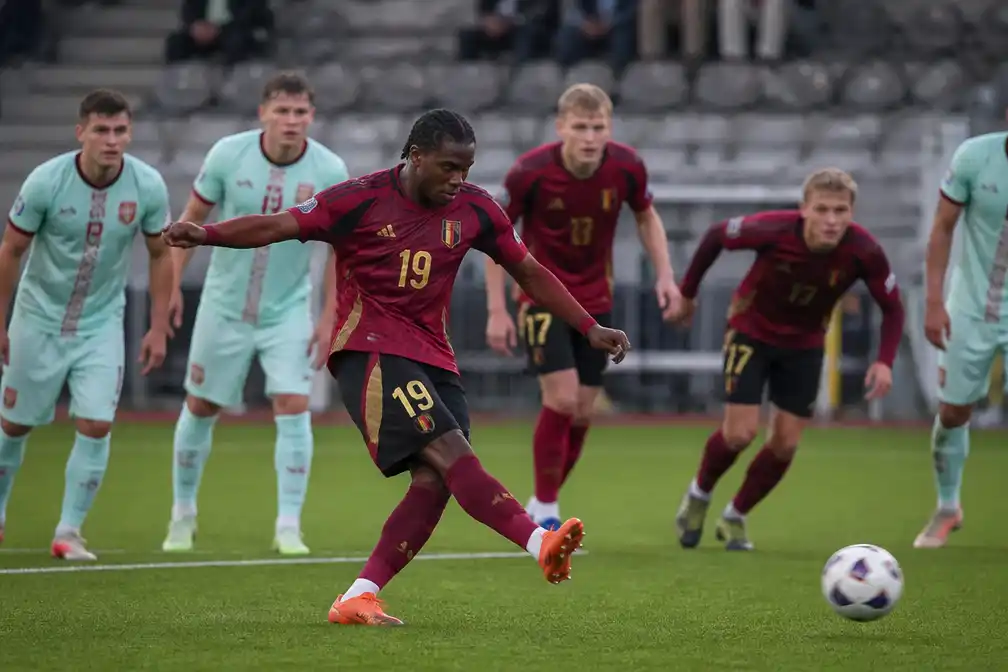Penaltygoal Bassette bezorgt Jonge Duivels 1-0 zege tegen Wit-Rusland in EK-kwalificatie