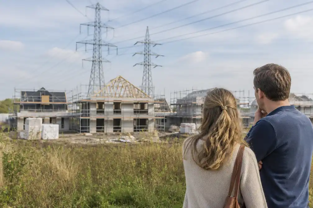 Vertraging nieuwbouwwoningen door netcongestie: recht op vergoeding?