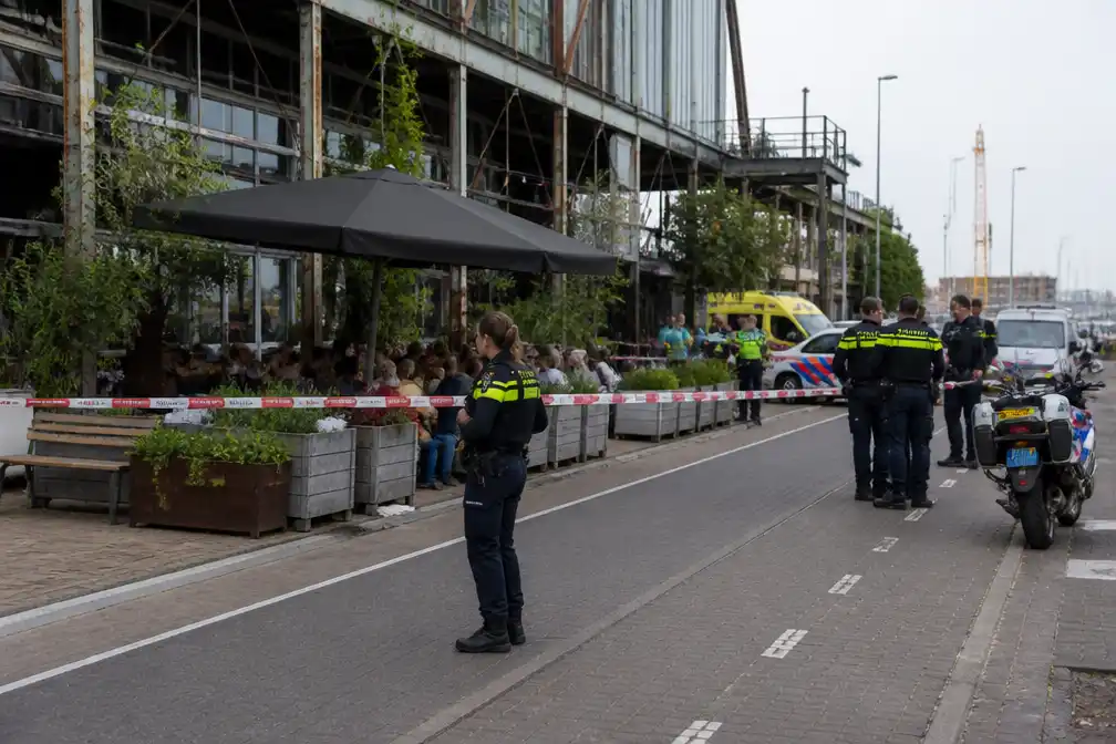 Medewerker gevangenis Zaanstad neergeschoten op druk terras aan NDSM-kade