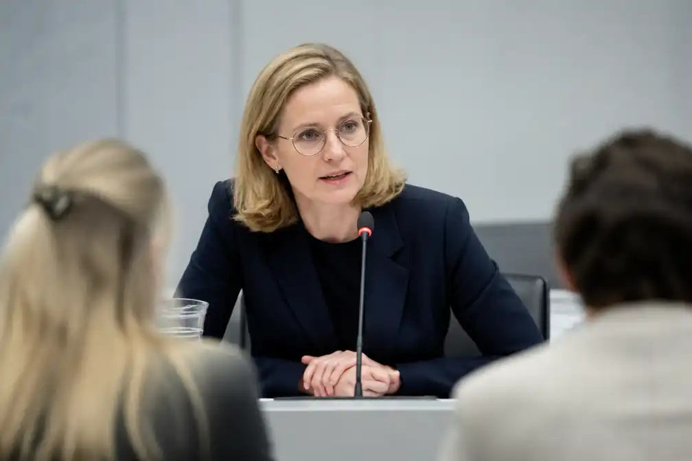 Minister Letschert eist aanpak van Google en Meta voor seksuele deepfakes