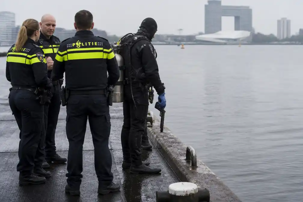 Duikers vinden vuurwapen na dodelijke schietpartij in Amsterdam-Noord
