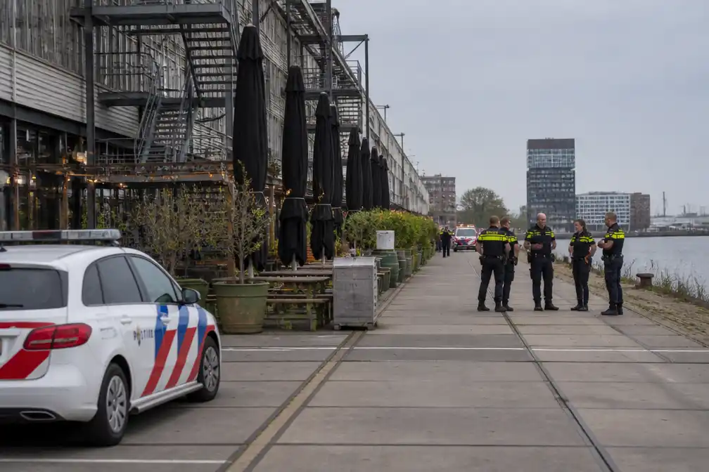 Man doodgeschoten op terras aan Amsterdamse NDSM-kade; verdachte zat in gevangenis slachtoffer