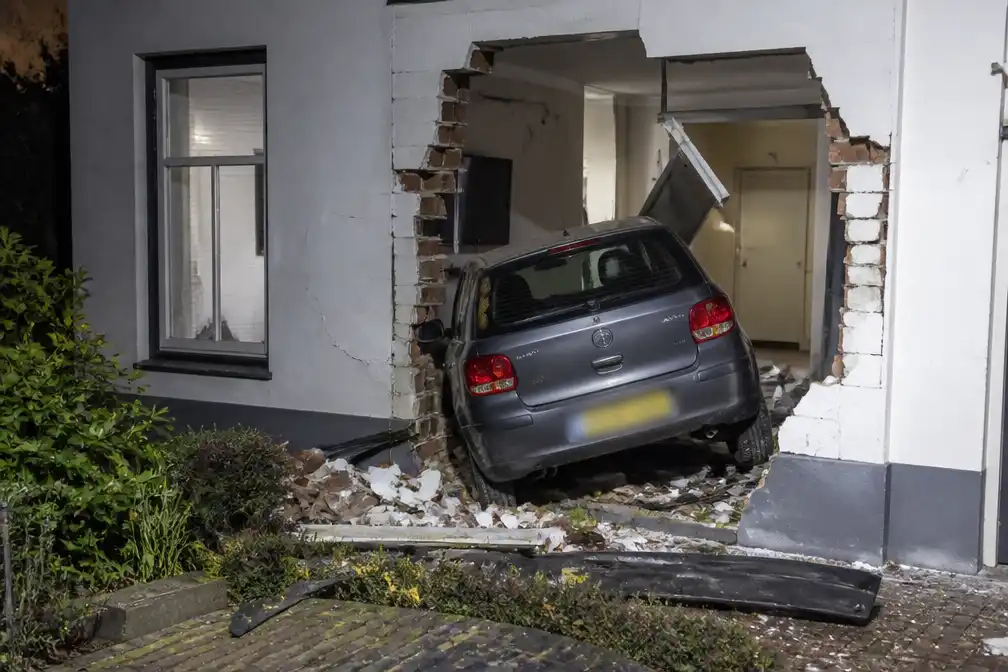 Auto rijdt voor tweede keer in minder dan een jaar tegen zelfde huis in Doesburg