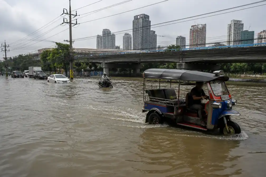 Riksja Travel past routes in Thailand aan na overstromingen Bangkok