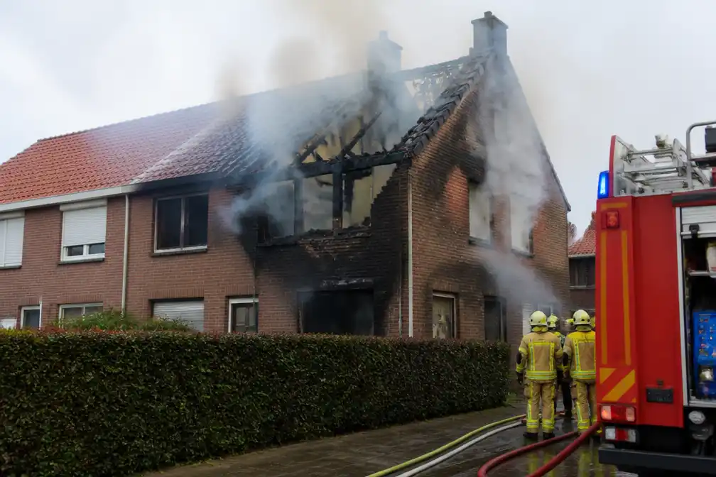 Brand maakt woning onbewoonbaar in Ham, twee honden komen om