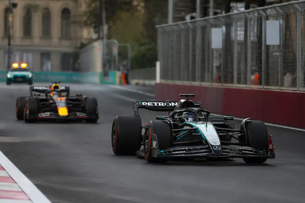 Russell verslaat Verstappen nipt in Grand Prix van Azerbeidzjan