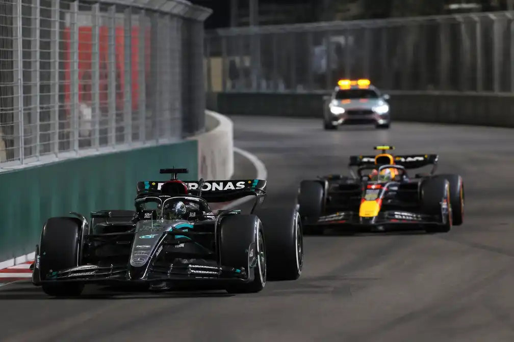 Russell wint GP van Azerbeidzjan vanaf pole, Verstappen dichtbij