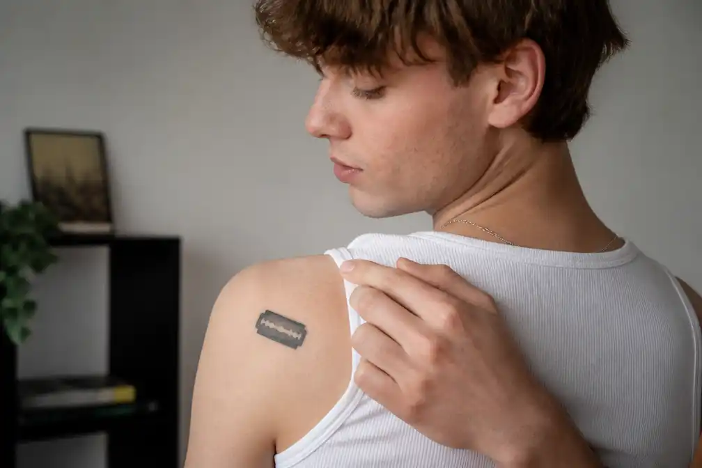 Zes jonge (ex-)kankerpatiënten tonen tatoeages over hun ziekte