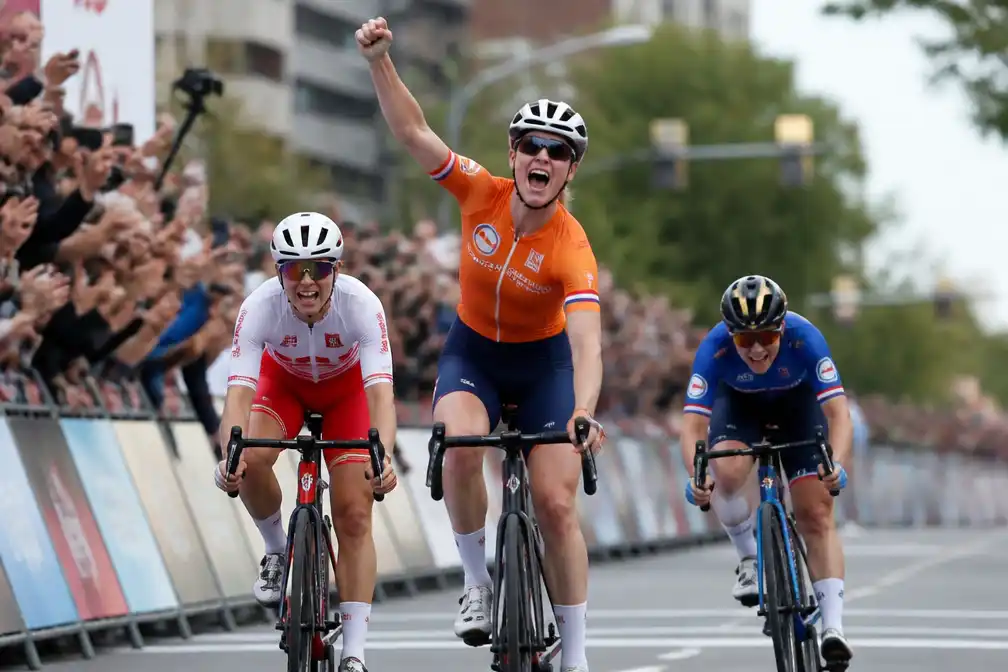 Demi Vollering pakt in Montreal haar eerste wereldtitel op de weg