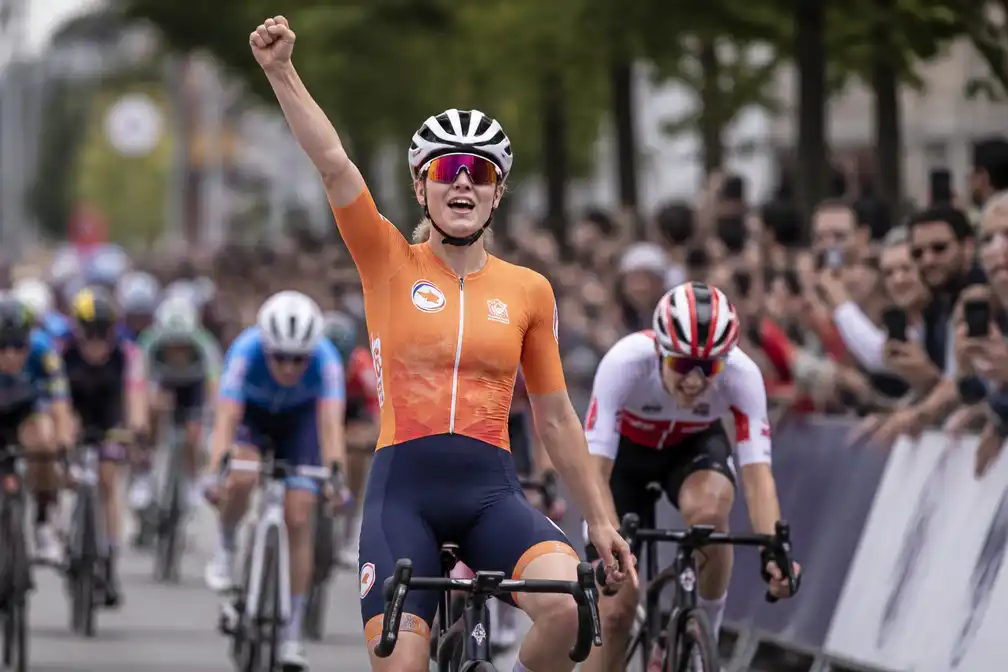 Vollering wint wereldtitel op de weg in Montreal na sprint
