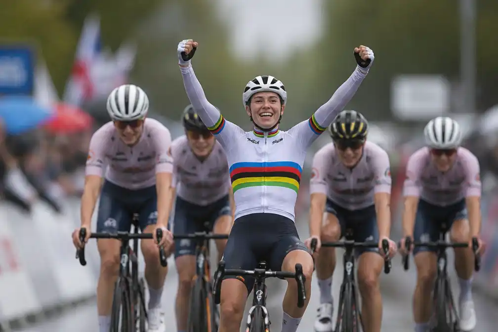 Demi Vollering pakt wereldtitel na riskante tactiek van Nederlandse ploeg