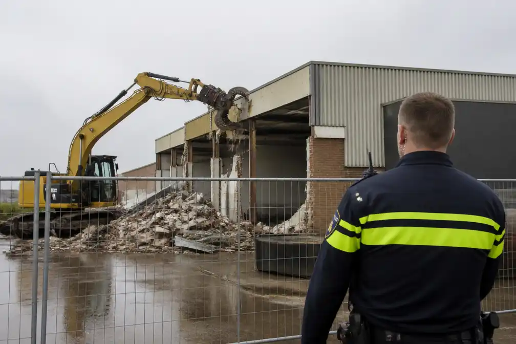 Krakers verlaten pand aan Stavangerweg in Groningen na inzet graafmachine