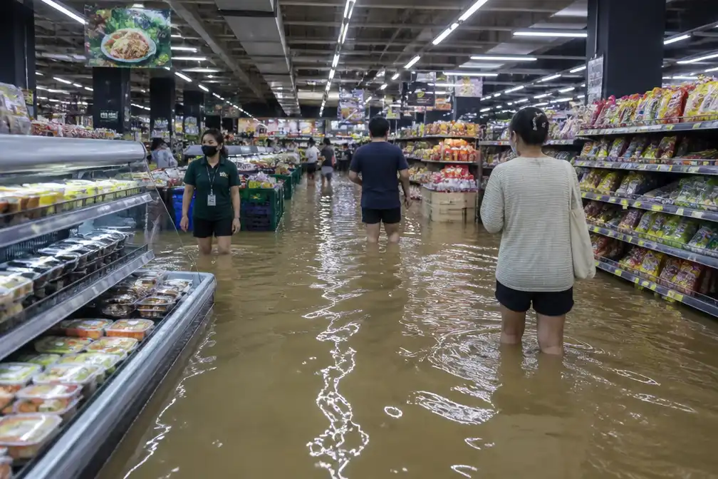 Bangkok roept overstromingsramp uit in alle 50 districten na dagenlange regen