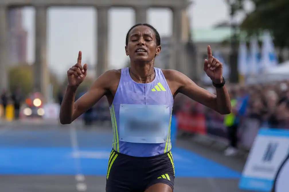 Assefa wint marathon van Berlijn, maar mist wereldrecord door kramp