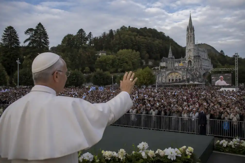 Paus Leo XIV roept Kerk in Lourdes op 'diepe wonden' te helen voor ontmoeting met misbruikslachtoffers