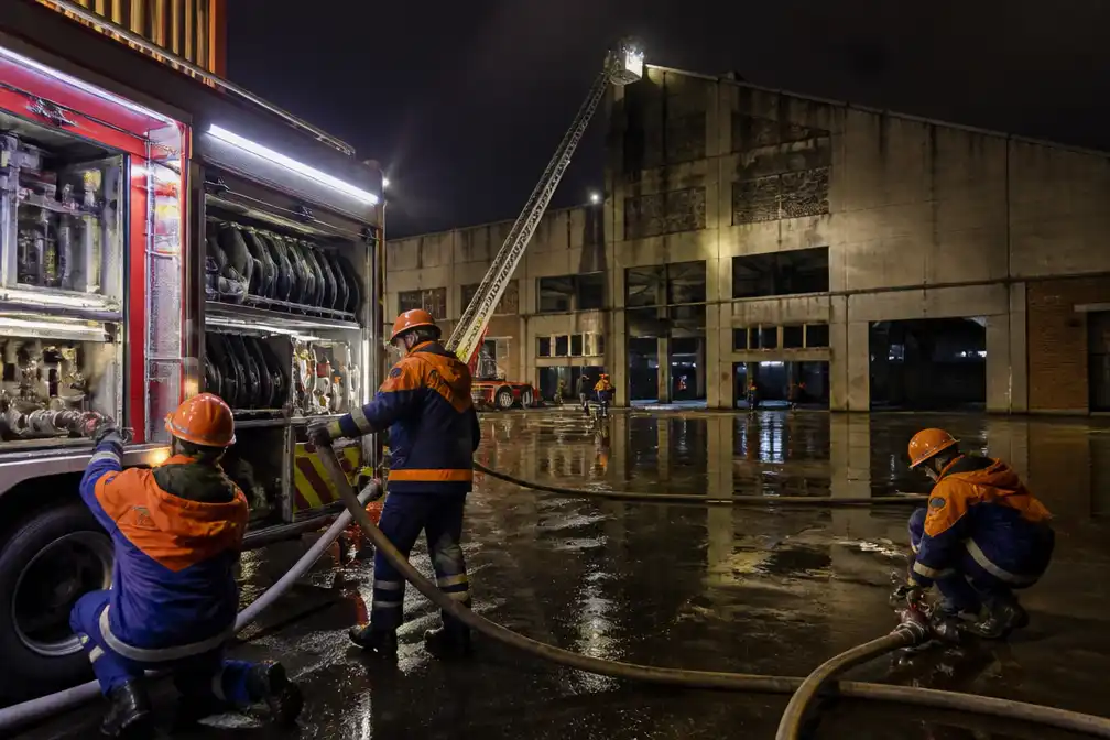 Jeugdbrandweer Roeselare oefent grootschalig op voormalige VDL-site in Beveren