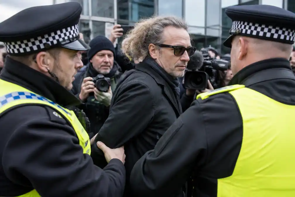 Massive Attack-zanger Robert Del Naja opgepakt in Liverpool om steun aan Palestine Action