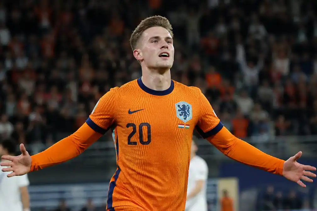 Meerdink schittert met twee goals bij Oranje-zege op Servië